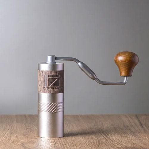 Ручная кофемолка 1Zpresso Q2 S с регулировкой уровня помола, с металлическими жерновами, Складная ручка 1Z-Q-SB фото