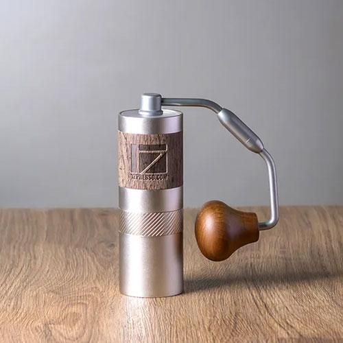 Ручная кофемолка 1Zpresso Q2 S с регулировкой уровня помола, с металлическими жерновами, Складная ручка 1Z-Q-SB фото
