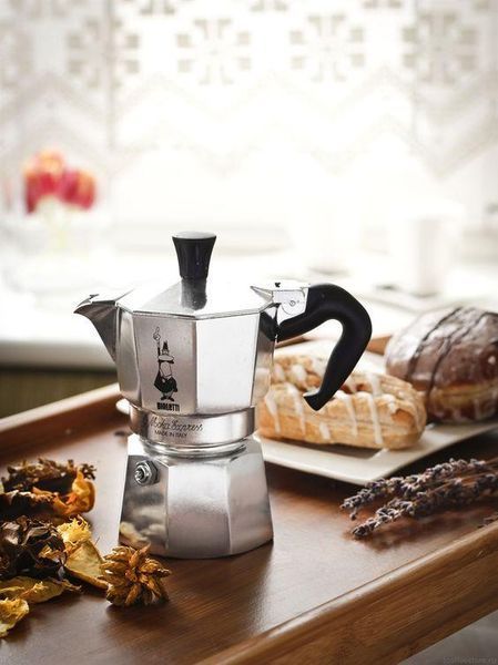 Гейзерна кавоварка Bialetti Moka Express на 6 чашок 270 мл на газу для приготування кави еспресо 1163 фото