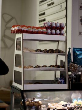 Витрина кондитерская настольная деревянная под выпечку и десерты в кафе, магазин, Белая VN-BP-09 фото