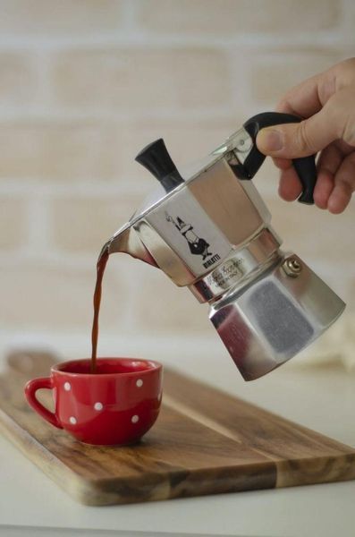 Кофеварка гейзерная для газовой плиты Bialetti Moka Express на 3 чашки, 130 мл, из алюминия, для варки кофе 1172 фото