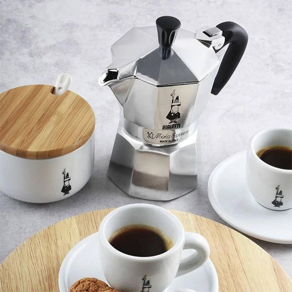 Кофеварка гейзерная для газовой плиты Bialetti Moka Express на 3 чашки, 130 мл, из алюминия, для варки кофе 1172 фото