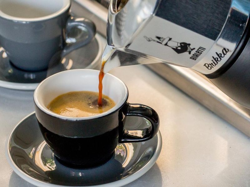 Гейзерная кофеварка Bialetti Brikka New на 2 чашки 100 мл из алюминия для кофе с клапаном для пенки 7312 фото