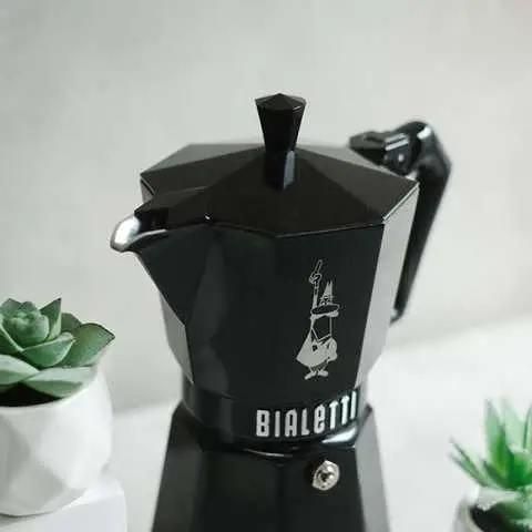 Гейзерная кофеварка Bialetti Moka Express Exclusive Black (6 чашек - 270 мл) 9066 фото