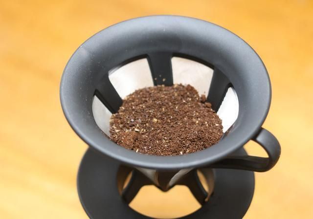 Пуровер пластиковий з металічним фільтром Hario Cafeor V60 02, 400 мл CFOD-02B фото